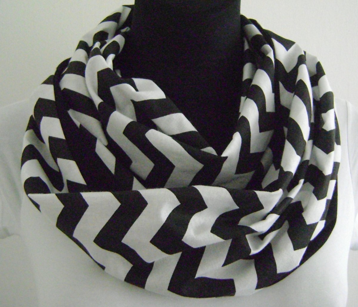 nekonečná šála Cikcak černobílý