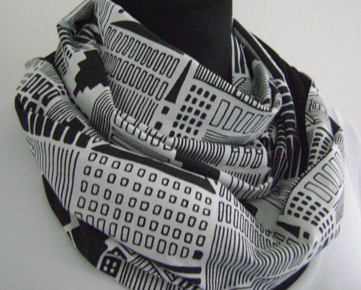 nekonečná šála Domy černobílé