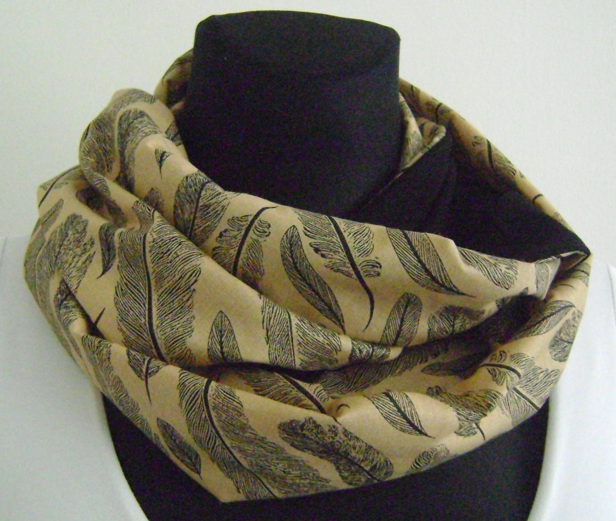 nekonečná šála Peříčka na béžové