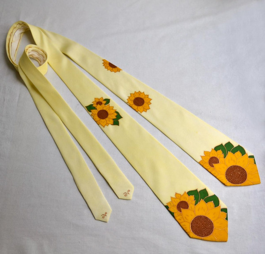 Hedvábná kravata se slunečnicemi