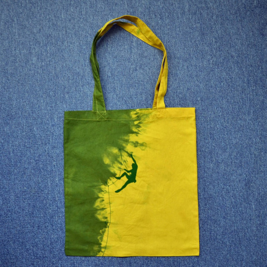 Žluto-zelená batikovaná taška s horolezcem 11707435