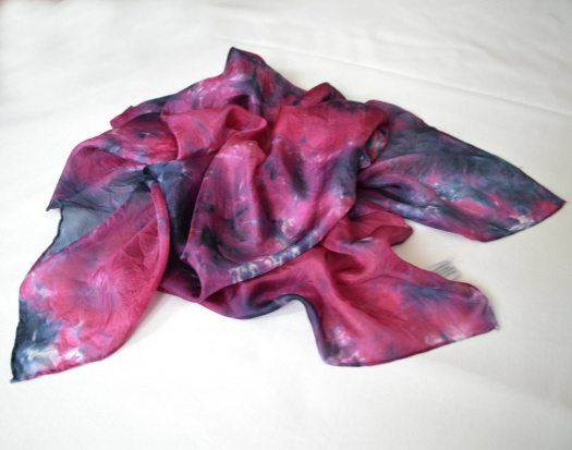 Batikovaný hedvábný šátek karmínovo-borůvkový 11924091