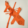 Oranžová kravata s basketbalovými míči a košem 12082105