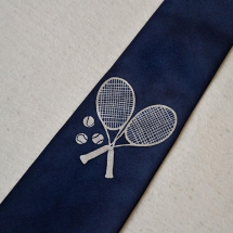 Hedvábná kravata s tenisovým motivem - tm. modrá 8290765