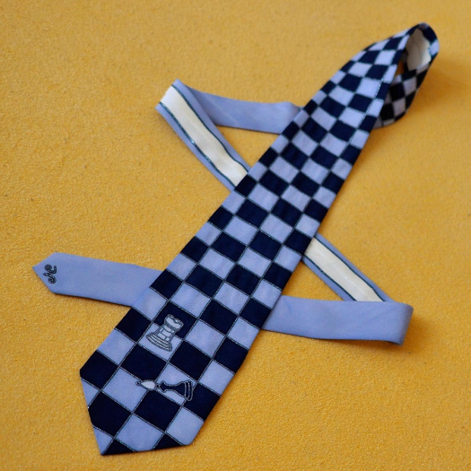 Šachová kravata tmavě modrá