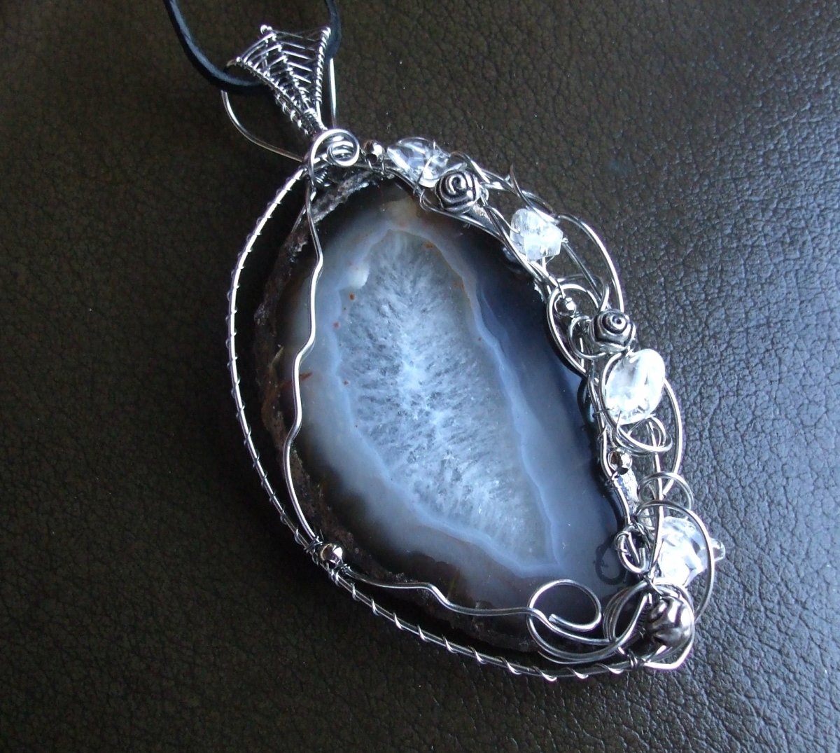 Achát s křišťálem.