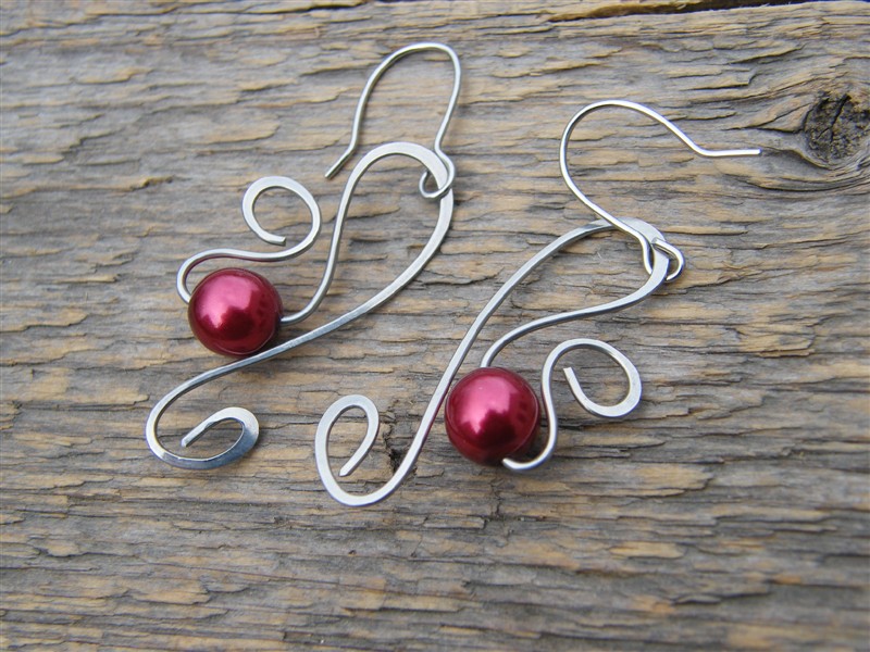 Náušnice s tmavočervenými jabloneckými perlemi