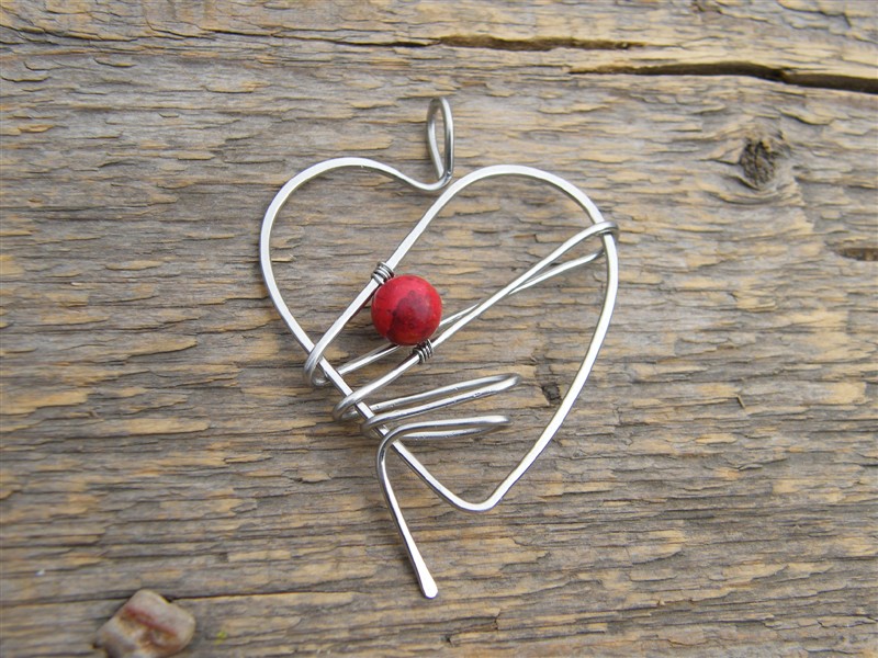 Srdcový přívěsek zdobený kuličkou korálu - tepaná chirurgická ocel