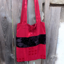 červená taška s černým sametovým pruhem