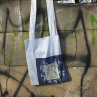 bílo modrá taška s lístečky
