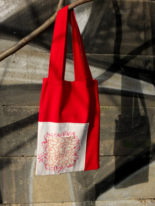 červeno-bílá taška s lístečky