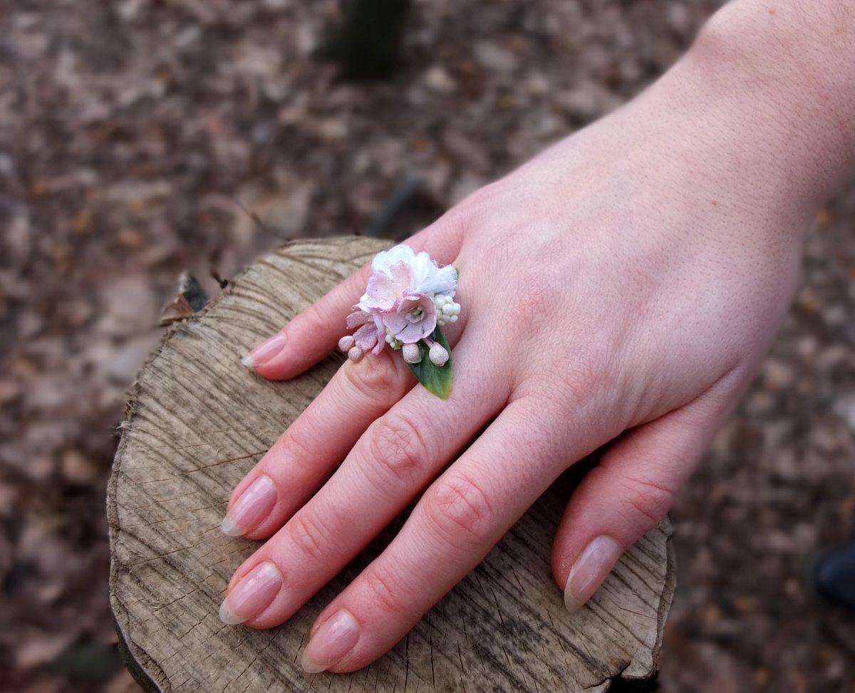 prstýnek s růžovými kvítky