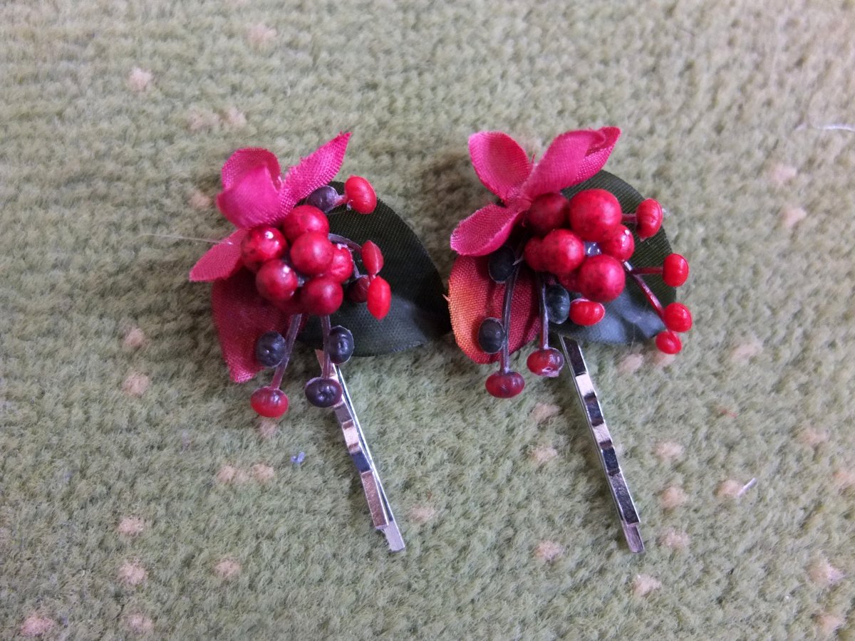 sponky - pírka s červenýma bobulkama