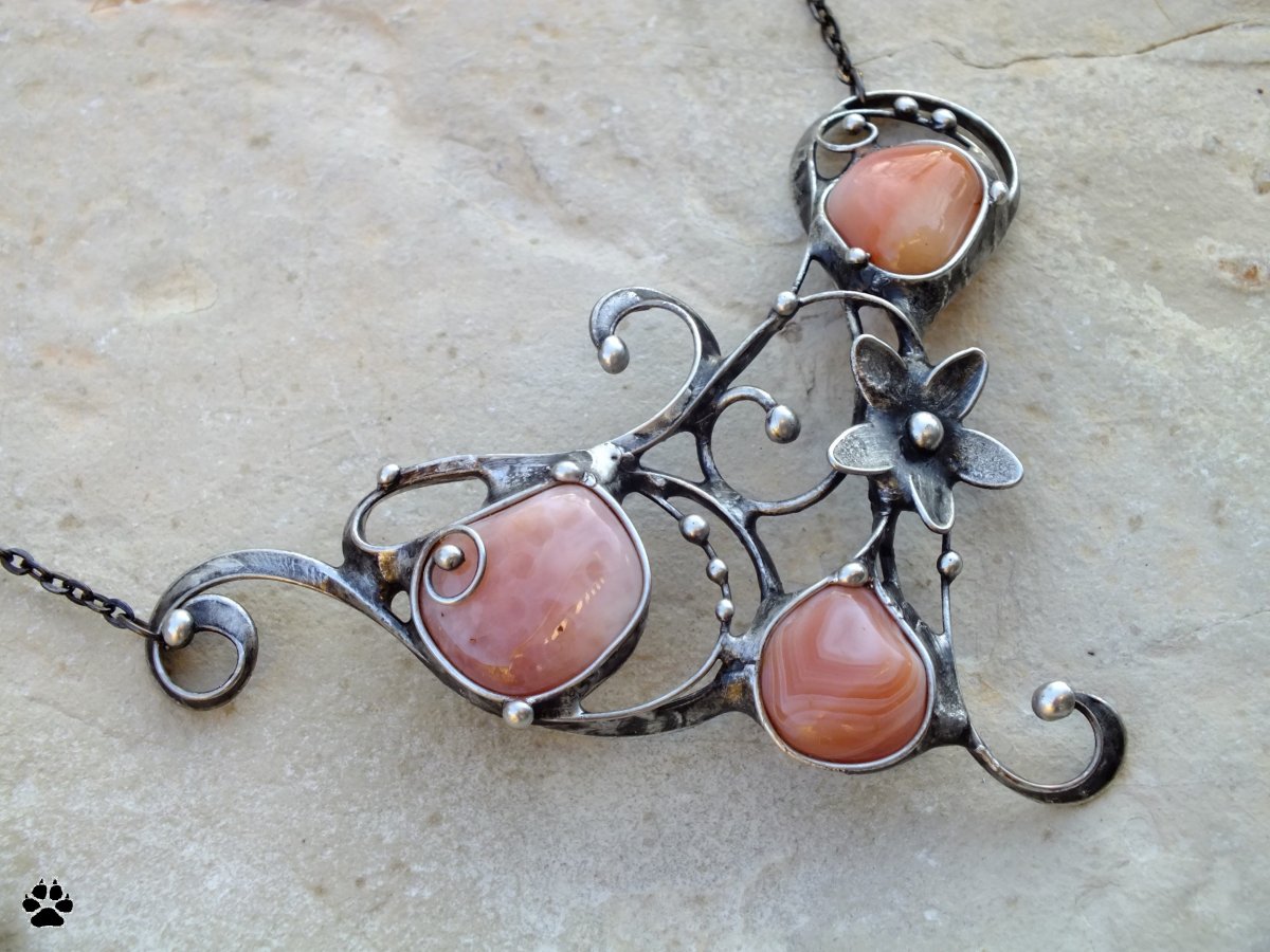 Růžový kvítek - cínovaný náhrdelník s acháty