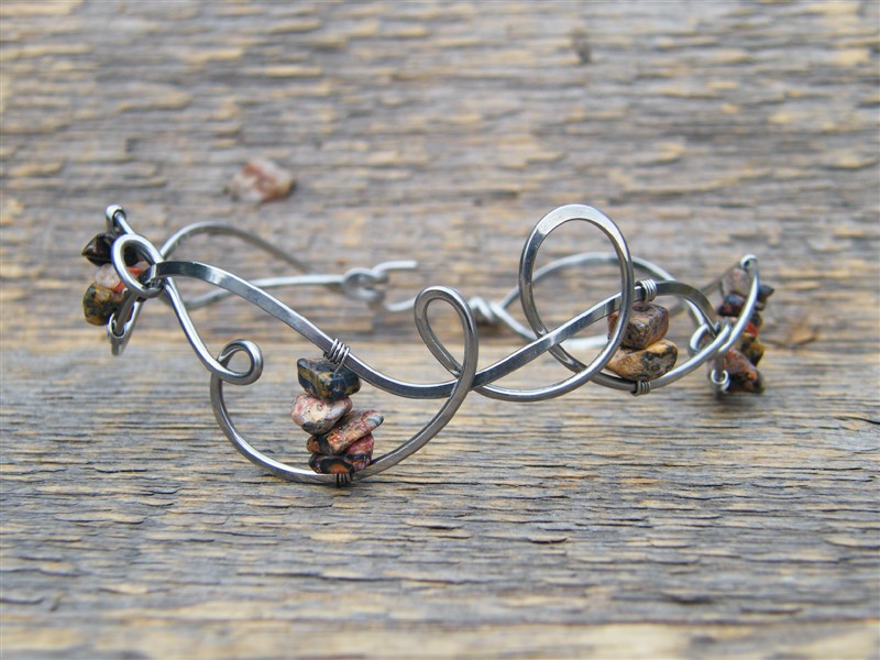 Náramek s leopardím jaspisem - tepaná chirurgická ocel