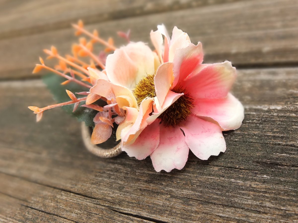 růžové plané růže na nazlátlé gumičce