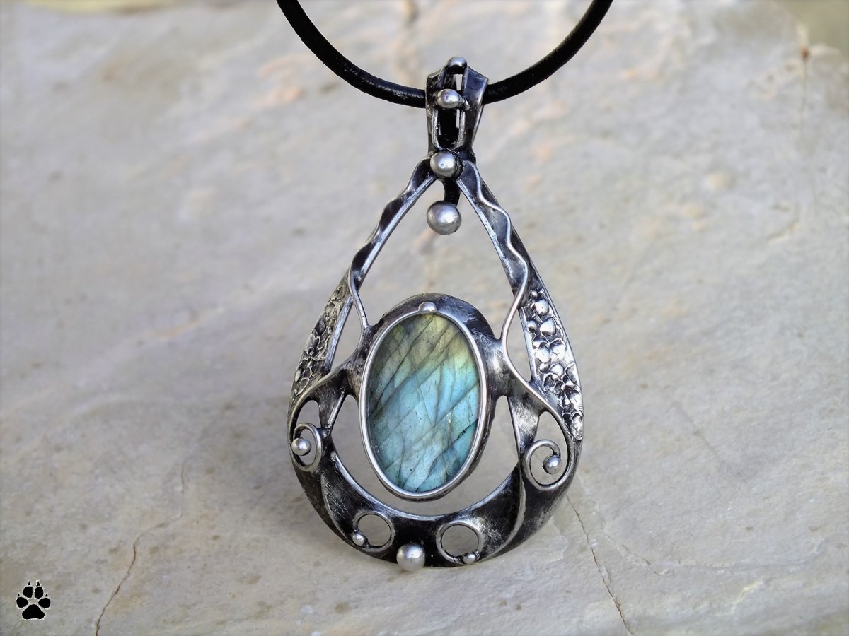 Kapka s labradoritem