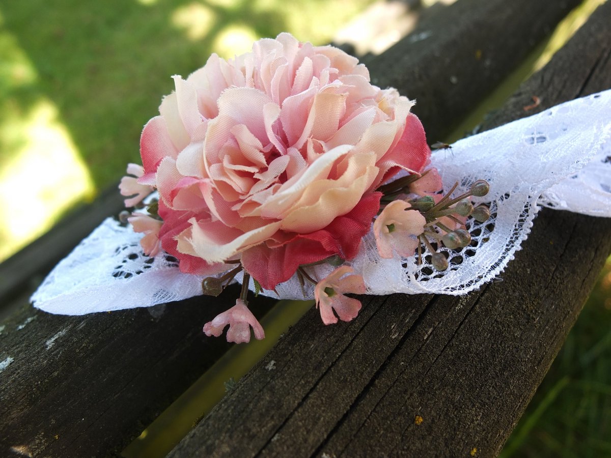 růžový chomáček na krajce