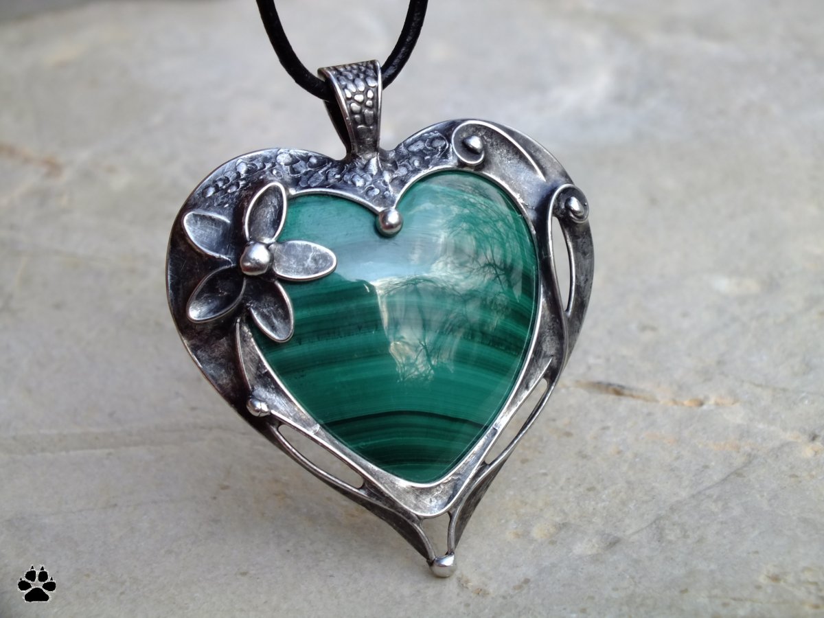 Malachitové srdce s kytkou-cínovaný náhrdelník