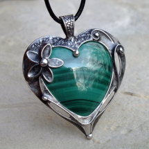 Malachitové srdce s kytkou-cínovaný náhrdelník
