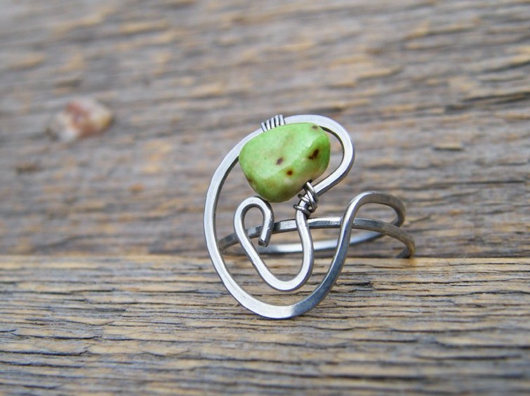 Prstýnek s barevným kamínkem - tepaná chirurgická ocel