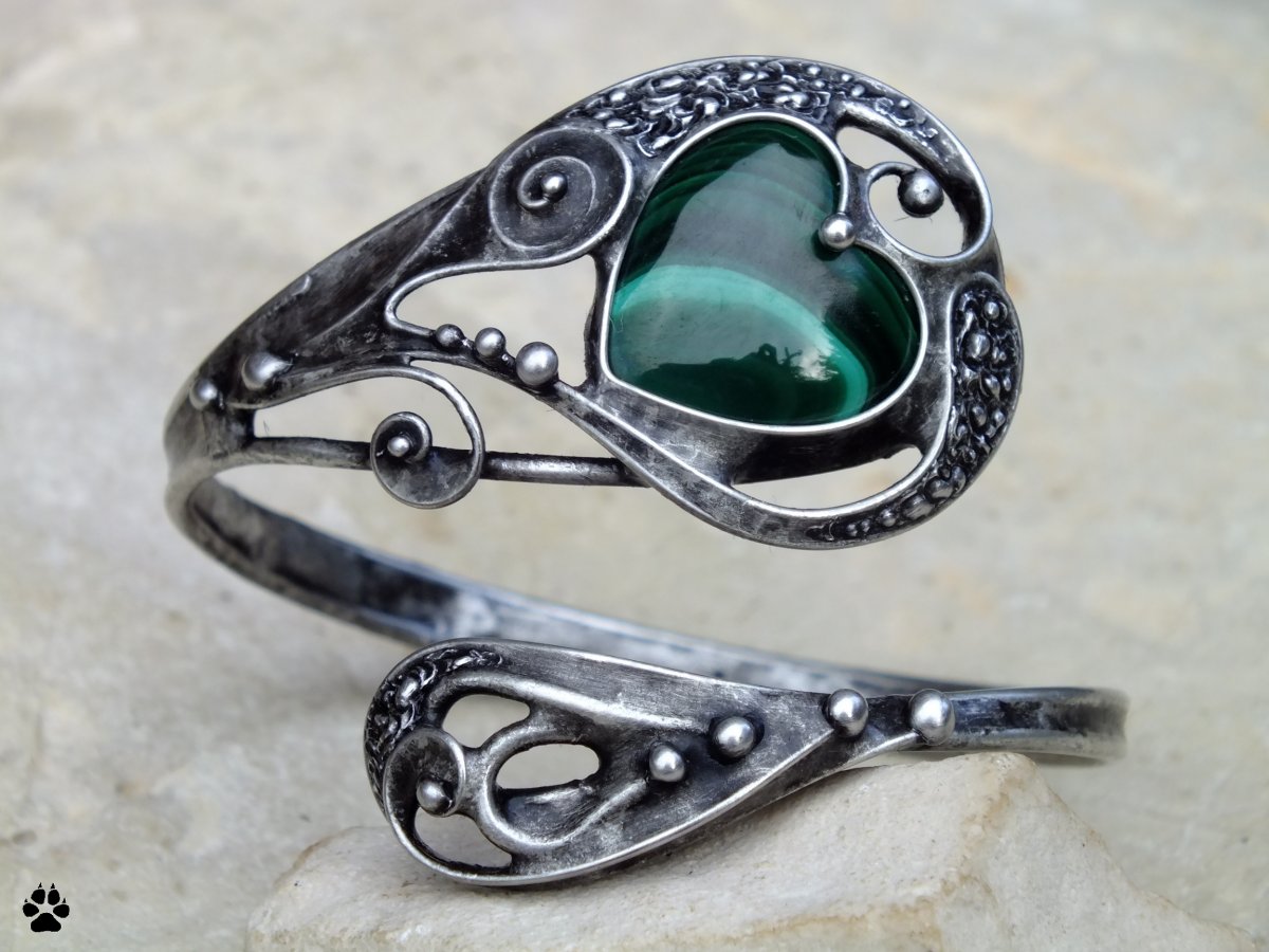 Srdíčkový náramek s malachitem