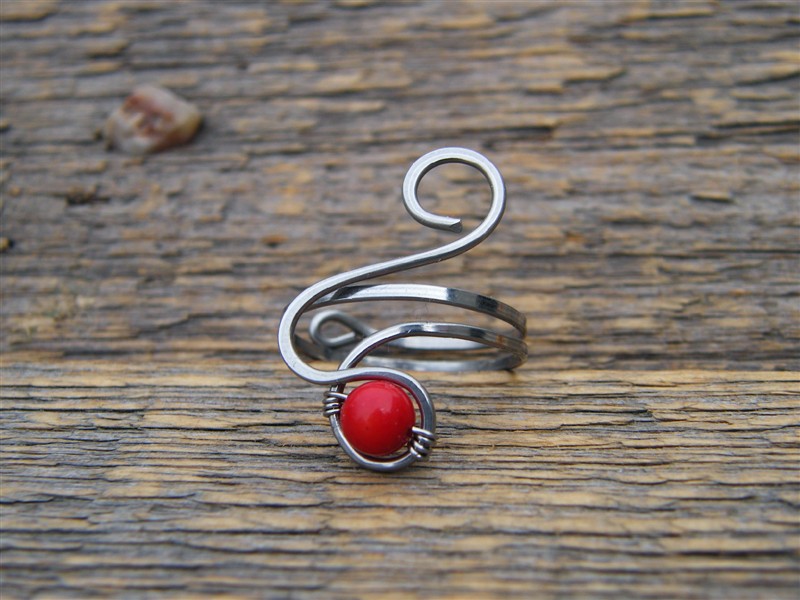 Prstýnek s kuličkou červeného korálu - tepaná chirurgická ocel