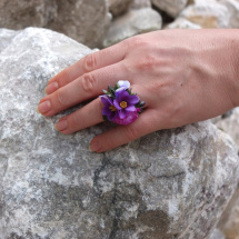 fialový květinový prstýnek