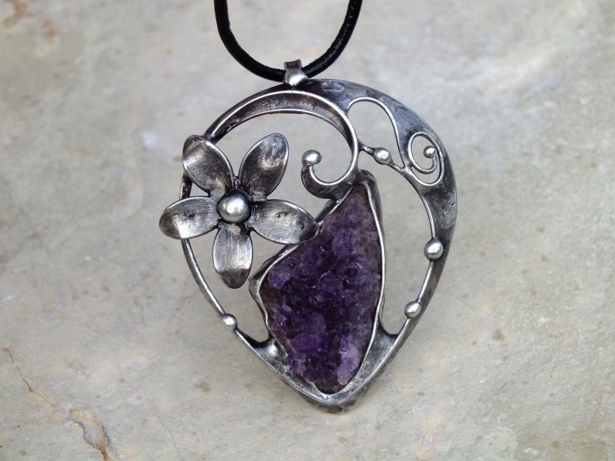 Skalní kvítek - ametystová drúza