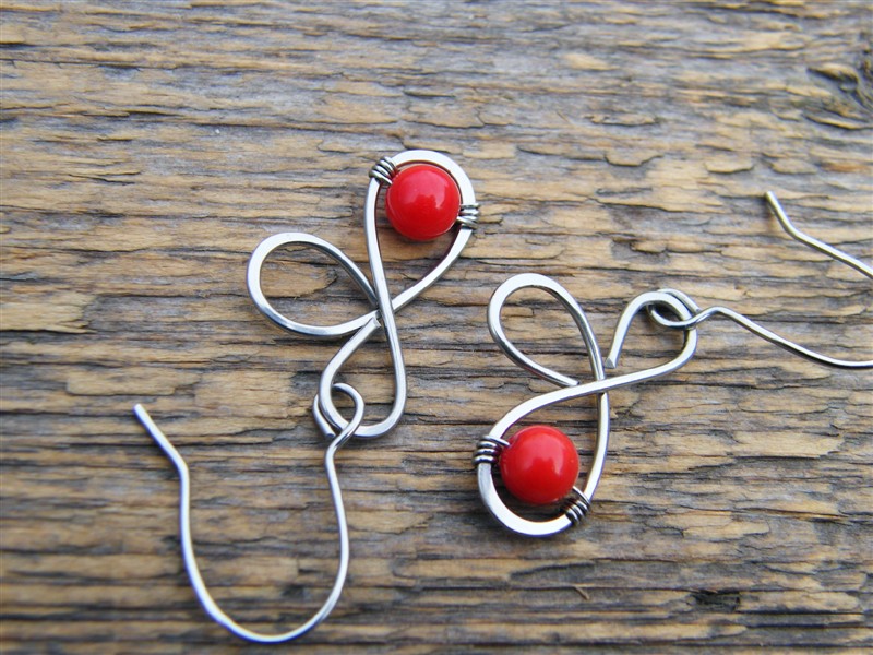 Náušnice s kuličkami červeného korálu - tepaná chirurgická ocel
