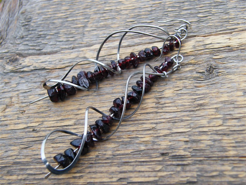 Extra dlouhé náušnice s granátem almandin - chirurgická ocel