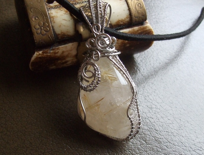 Přívěsek Sagenit.