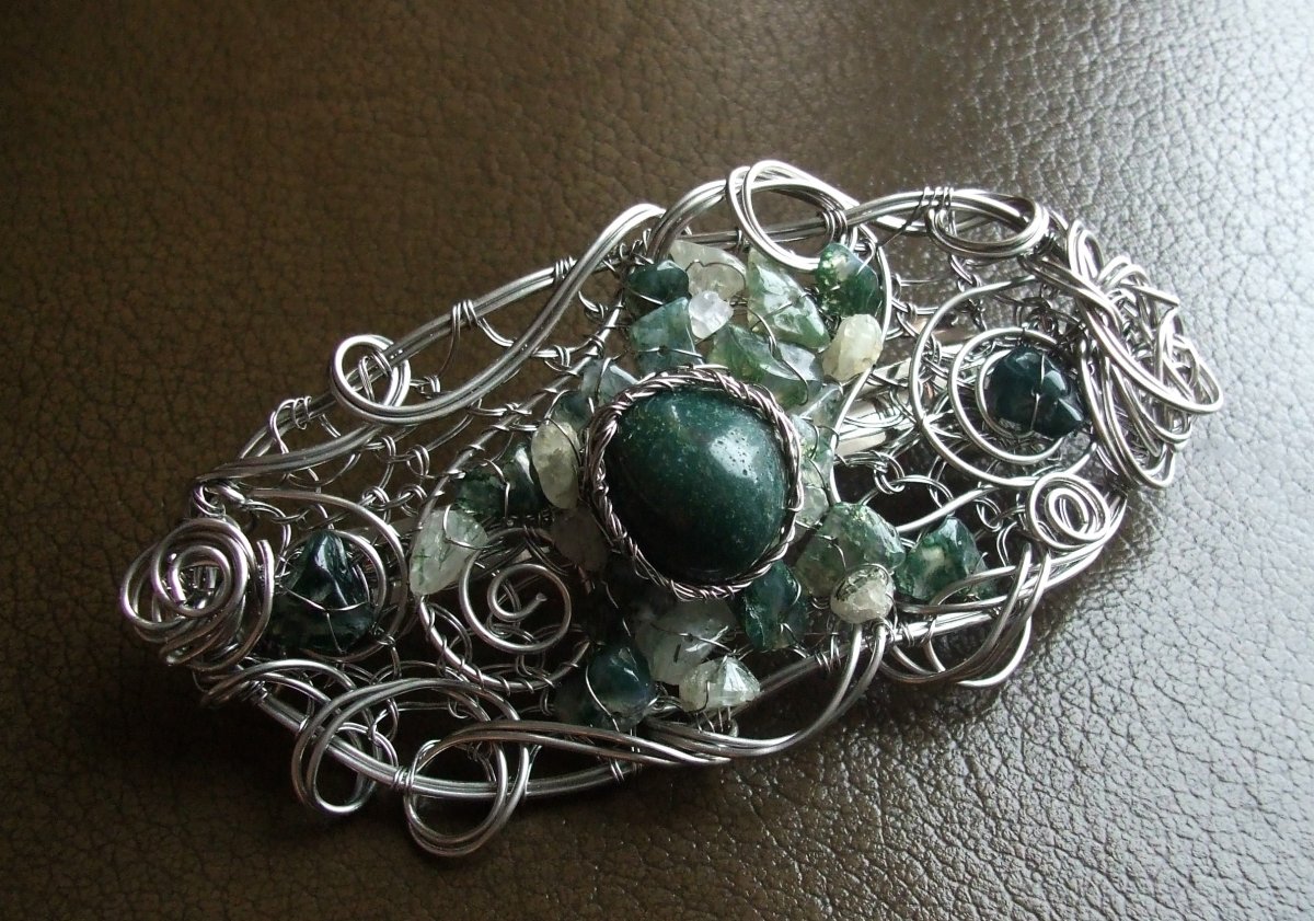 Sponka do vlasů s polodrahokamy.