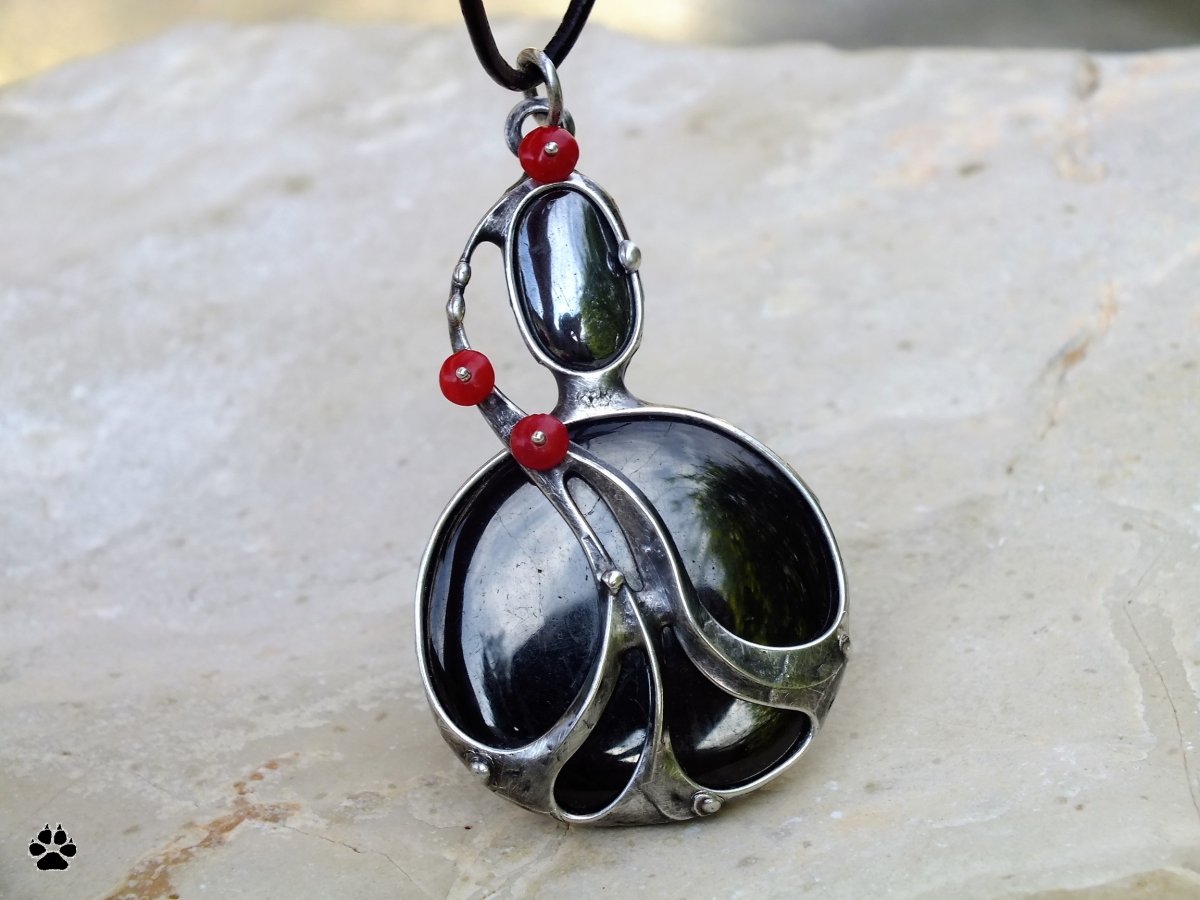 Proti silám temnoty - gagát,hematit,korál