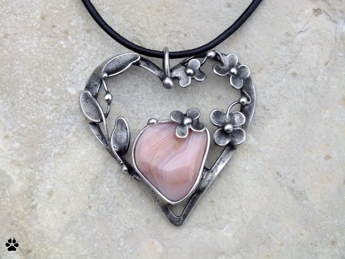 Srdíčko s růžovým achátem - cínovaný náhrdelník 
