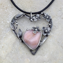 Srdíčko s růžovým achátem - cínovaný náhrdelník 