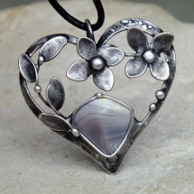Srdíčko s achátem - cínovaný náhrdelník 