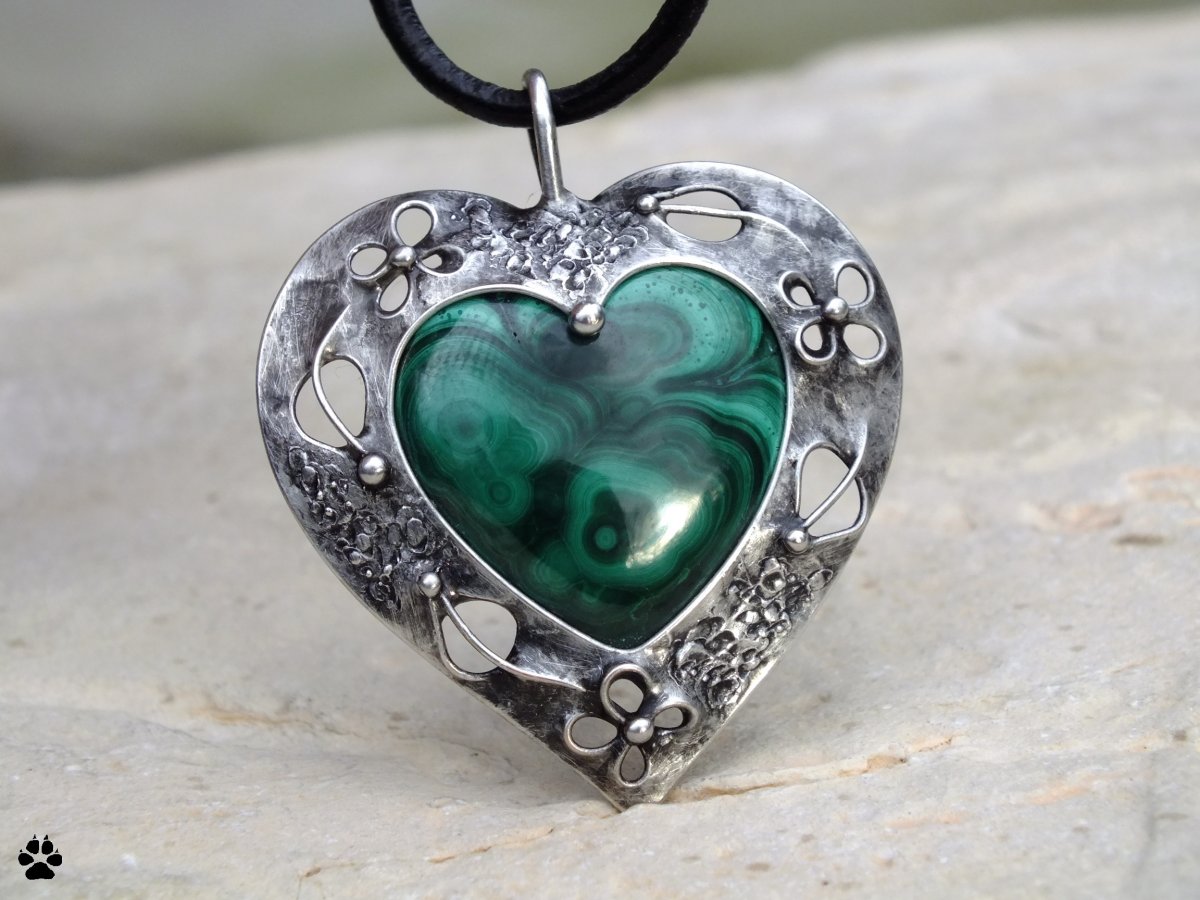Malachitové srdíčko s lístečky