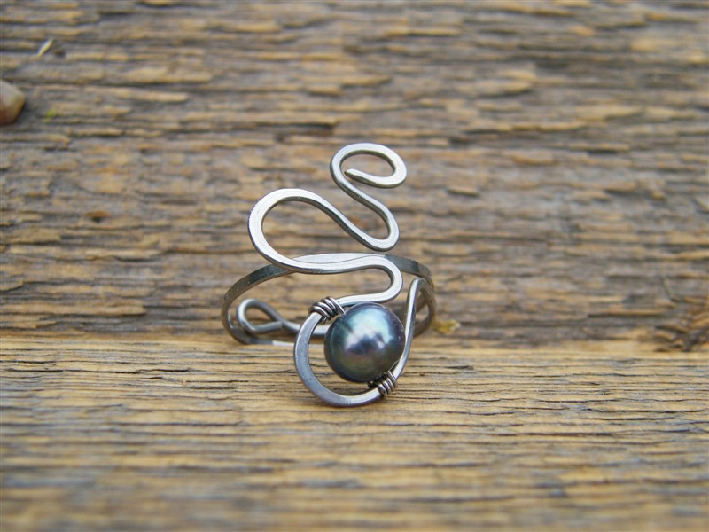 Prstýnek s tmavou stříbrošedou říční perlou - tepaná chirurgická ocel