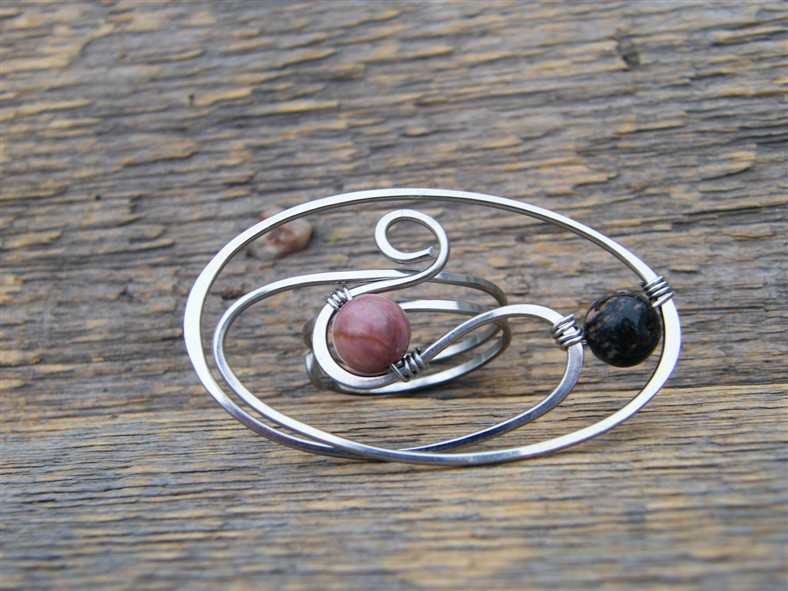 Spona na šátek (šálku) zdobená kuličkami rodonitu - tepaná chirurgická ocel