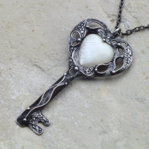 Srdcový klíč - náhrdelník s perletí