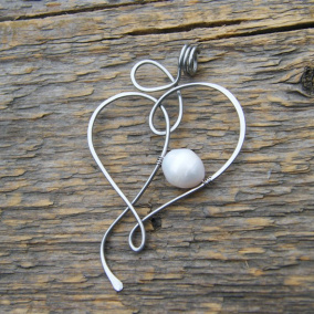 Srdíčkový přívěsek s bílou říční perlou - tepaná chirurgická ocel