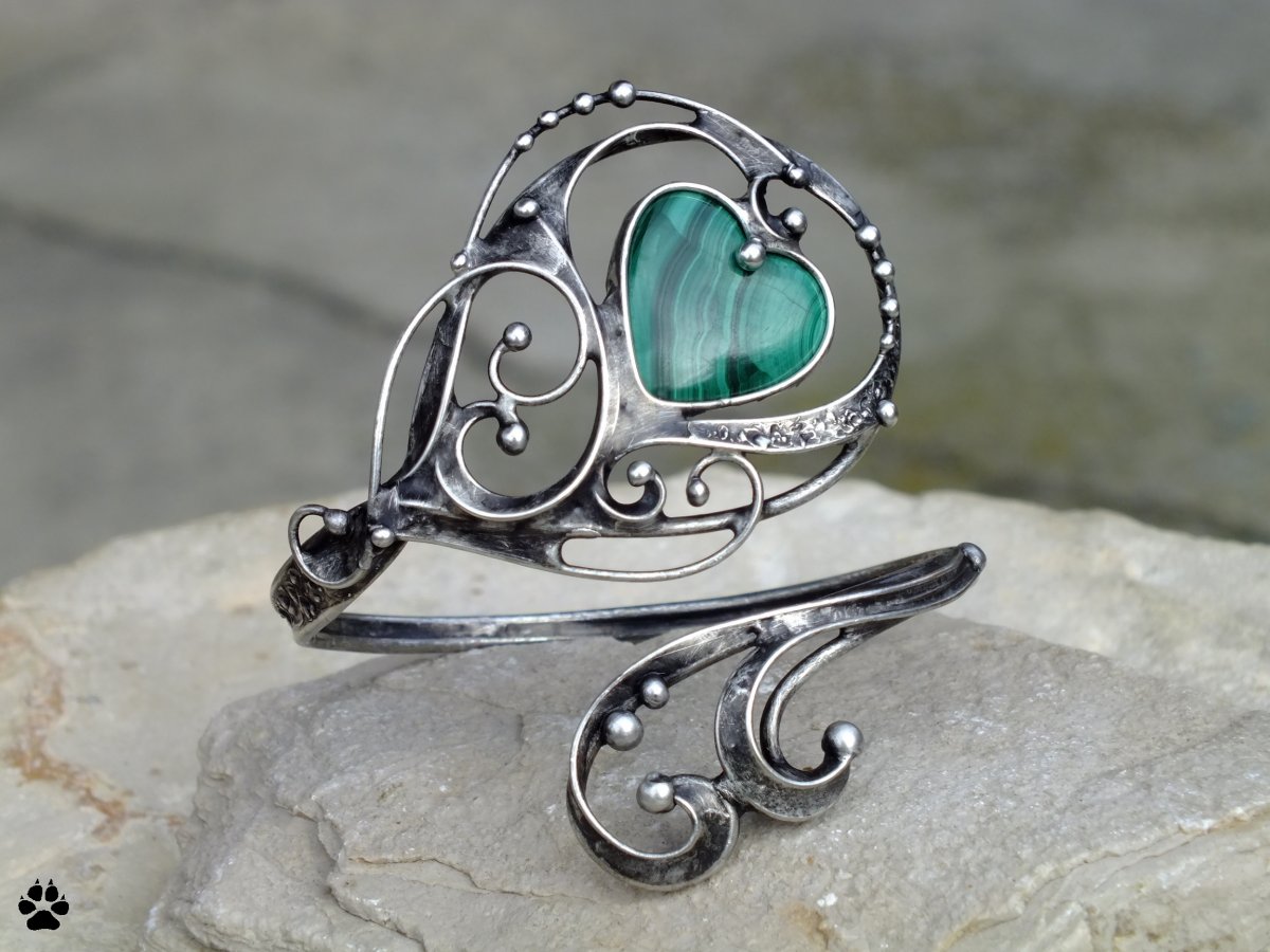 Srdíčkový náramek s malachitem