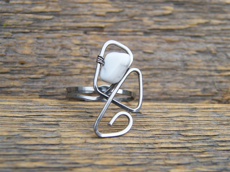 Prstýnek s magnezitem - tepaná chirurgická ocel