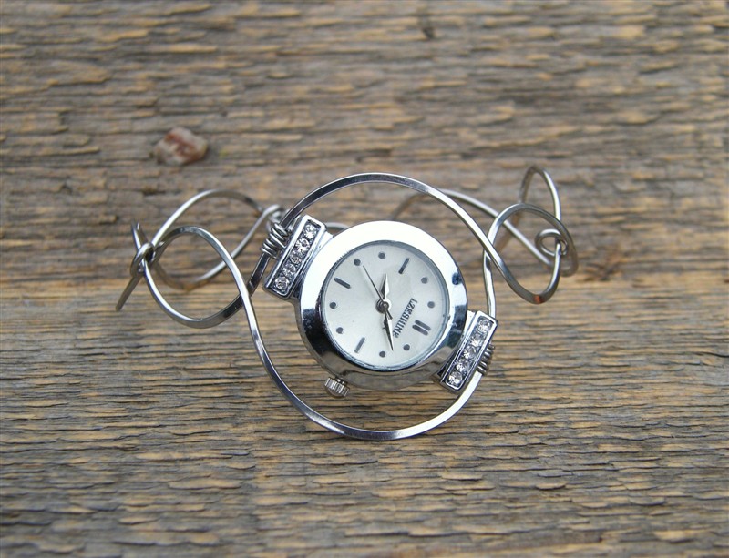 Hodinkový náramek z tepané chirurgické oceli