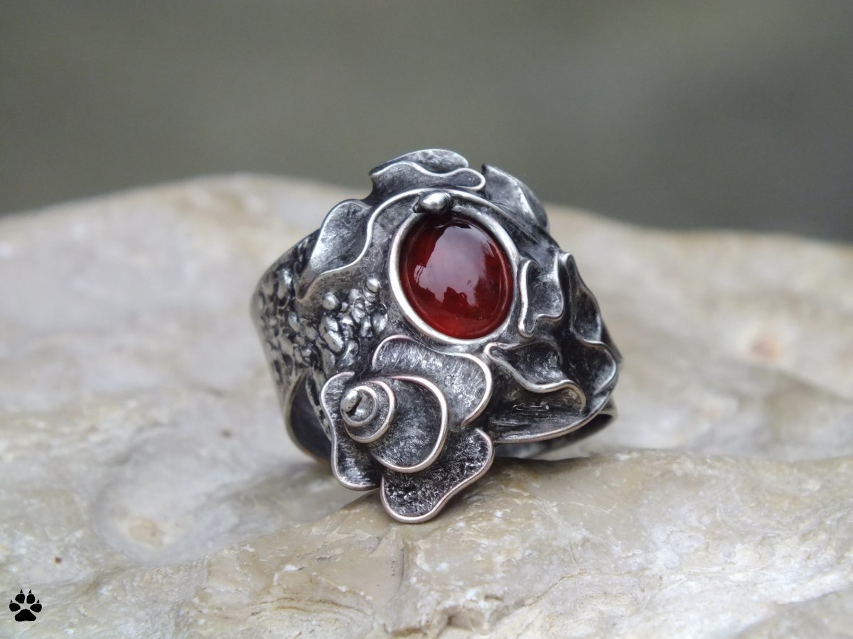 Růže z Texasu II.- prsten s rudým granátem 