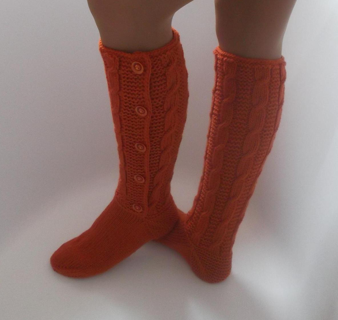 Lenošení s liškouOriginální, ručně pletené podkolenky ze 100% jemného akrylu.  Kombinace copánkového a plastického vzoru mírně pruží, takže ponožky neškrtí, ale nesjíždí. Knoflíky se mohou při obouvání rozepnout.  Podkolenky jsou zhotoveny podle mého vlas
