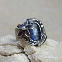 Květinový - cínovaný prsten s kyanitem