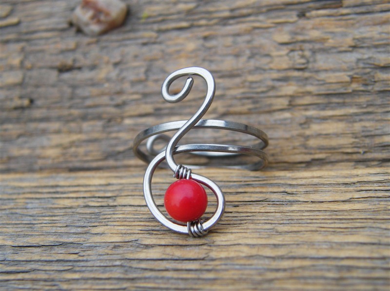 Prstýnek s korálem - tepaná chirurgická ocel