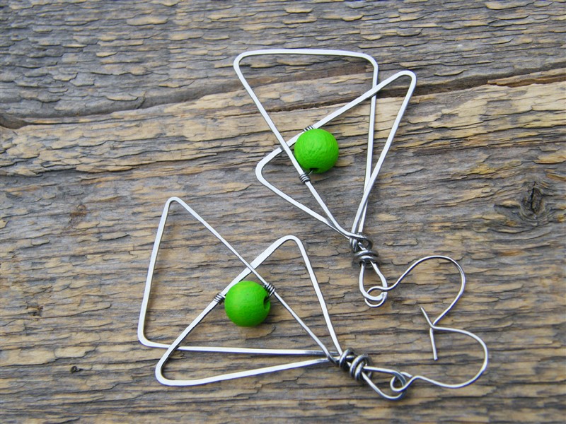 Geometrické náušnice s dřevěnými korálky - tepaná chirurgická ocel